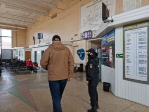 Универсам в Костроме не стал давать сотрудникам маски