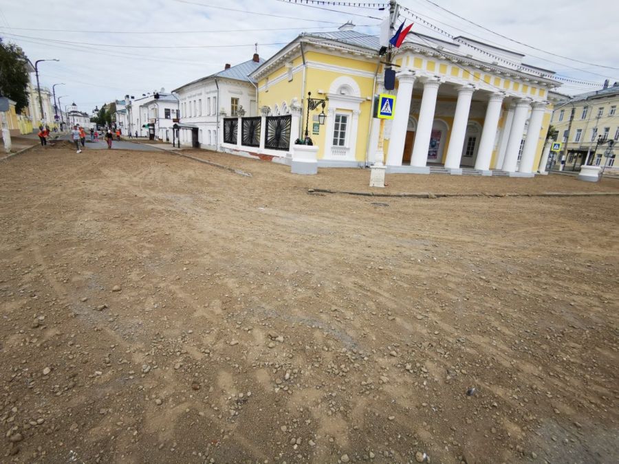 Костромичей поразили засыпанные песком улицы в центре города