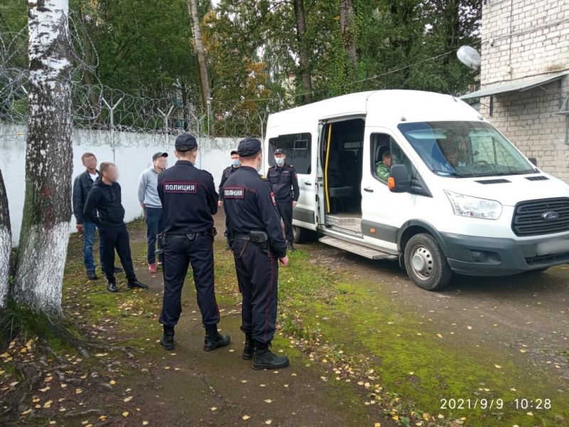 Костромские полицейские депортировали из страны четырых украинцев
