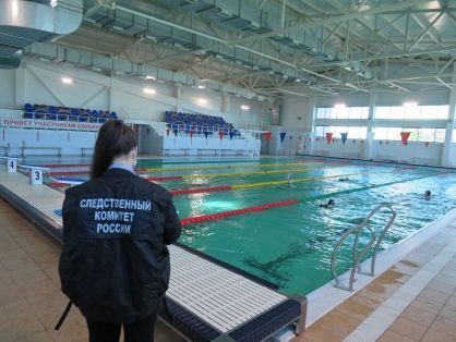 Оставленному под водой в бассейне Костромы школьнику подарили абонемент на плавание