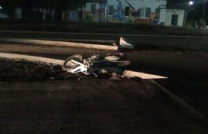 Пьяный мотоциклист без прав перевернулся в Костроме