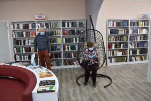Кресло-кокон и картины из песка: в Костроме открылась первая стильная библиотека