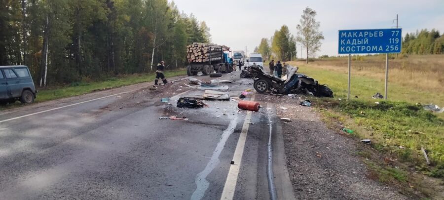 Смертельная авария произошла под Костромой: легковушка столкнулась с «Уралом»