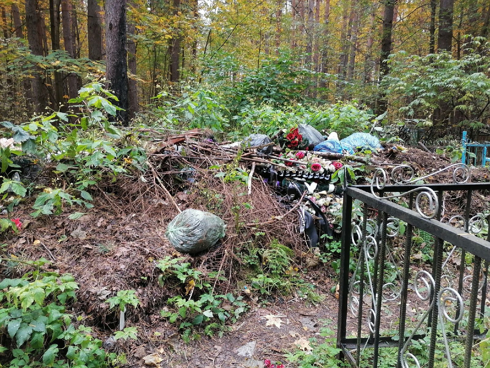На старейшем кладбище Костромы появилась новая свалка