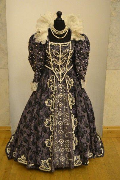 Королевское платье с 3 килограммами жемчуга представили в Костроме