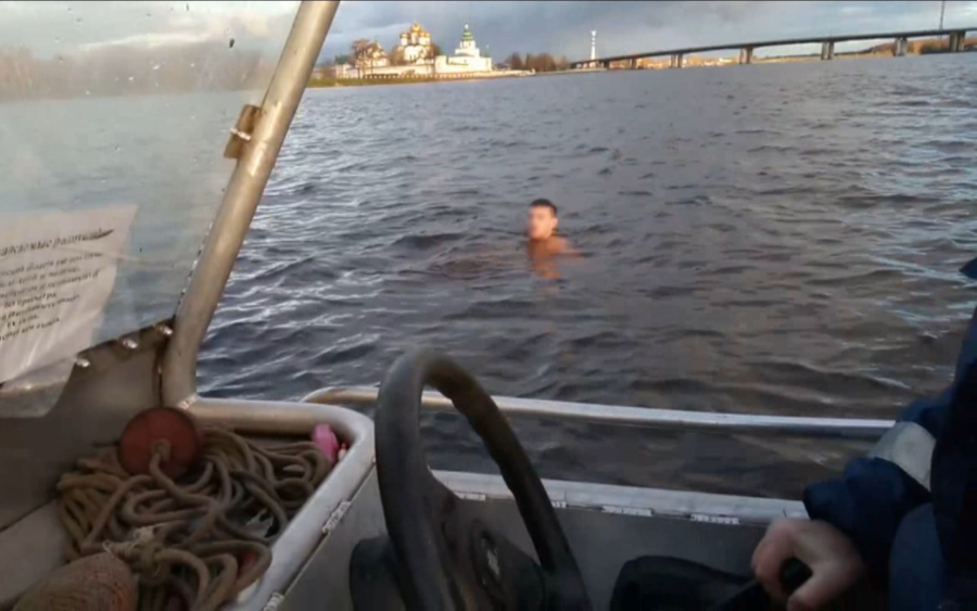 Костромские полицейские на лодке устроили погоню за бегущим по воде