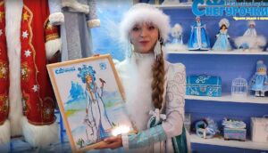 Костромская Снегурочка помогла зажечь огни на первой новогодней елке страны