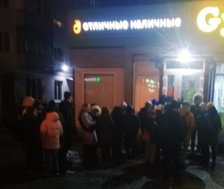 Раздача бесплатной шаурмы в Костроме создала огромную очередь