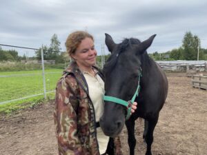 «Лошадь заменяет психологический тренинг»:  как костромичка создала уникальный конный клуб
