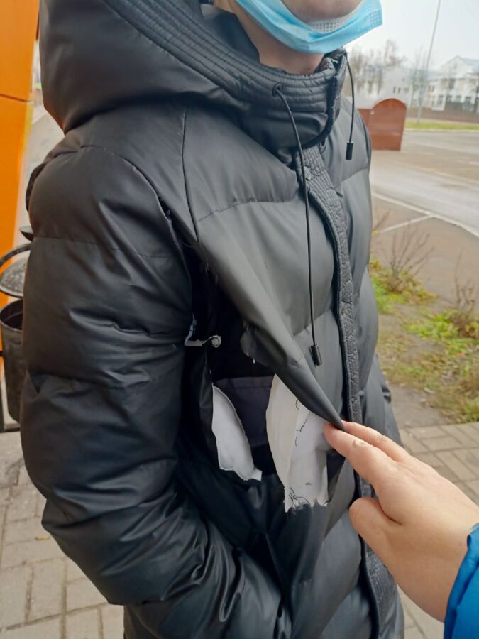 Порвал куртку: молодой человек в Костроме получил от охранника за QR-код