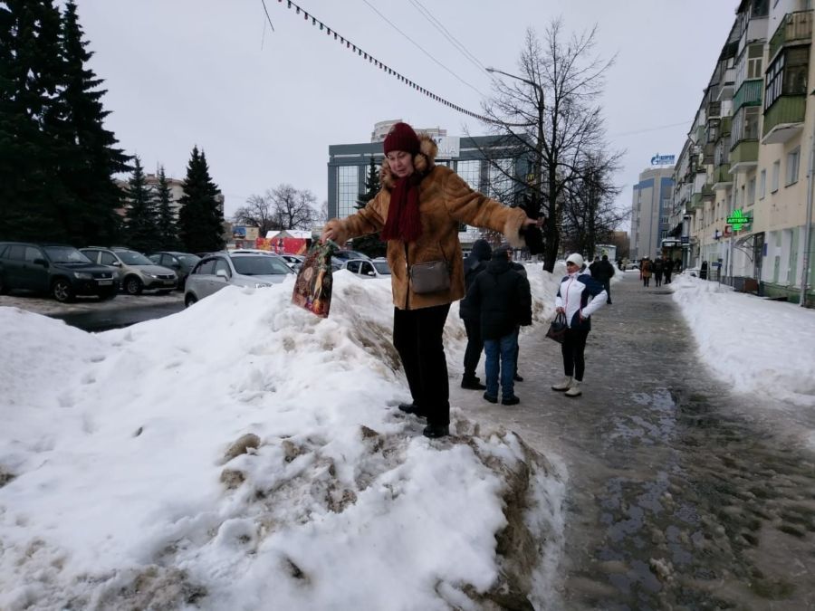 Экс-мэра Костромы едва не завалило снегом с крыши