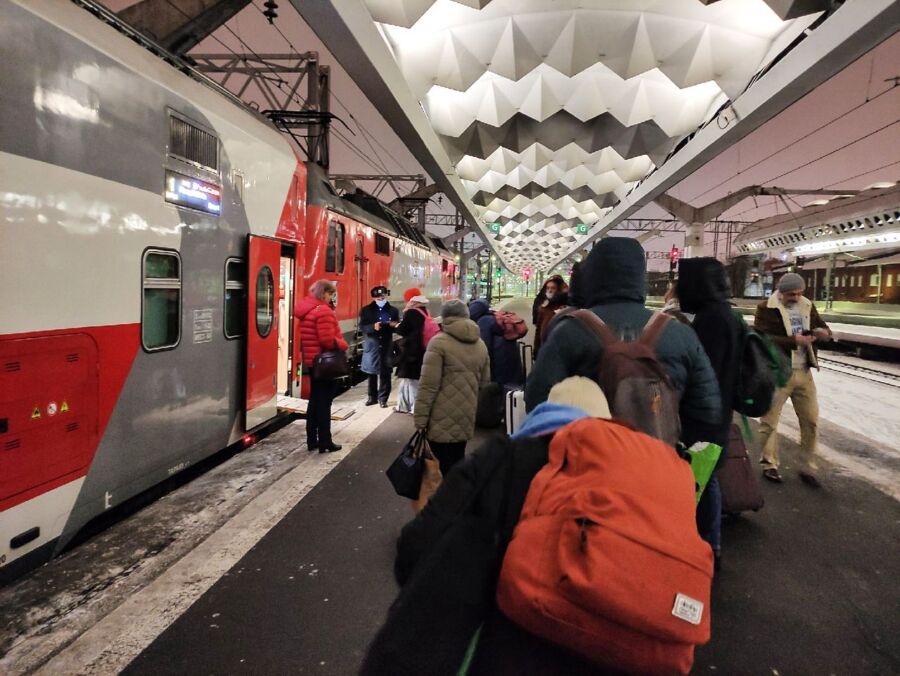 «Вымерзли»: новый двухэтажный поезд из Питера в Кострому сломался в пути
