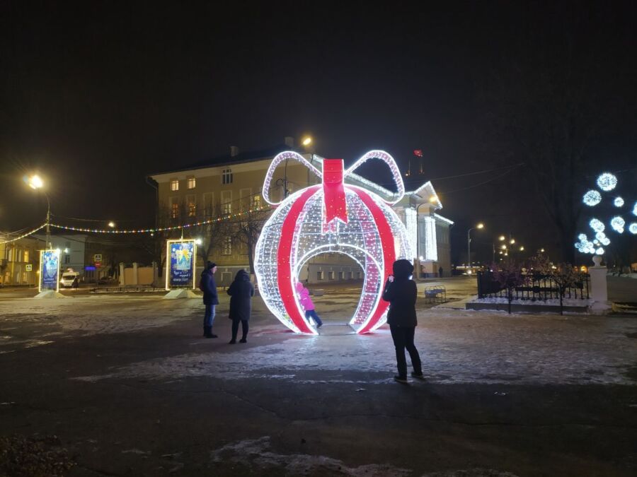 Даже удар током не пугает детей громить новогодние арт-объекты в Костроме