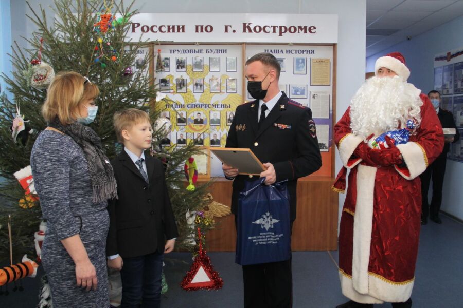 Костромской малыш помог незнакомой женщине поверить в новогоднее чудо: он вернул ей пропавшие деньги