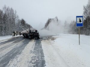 Костромич на Mercedes вылетел на встречку: две машины сгорели дотла