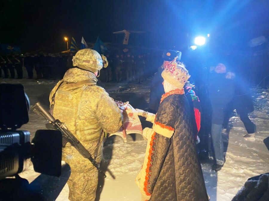 Вернувших из Казахстана костромских десантников встретили весело и задорно