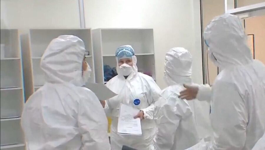 Чиновников в противочумных костюмах заметили в костромских больницах