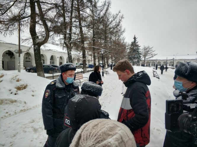 Двух костромских журналистов и еще 13 человек задержали на митинге в Костроме