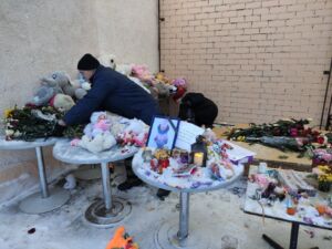 Сотни цветов и игрушек с мемориала отвезли к месту прощания с убитой малышкой