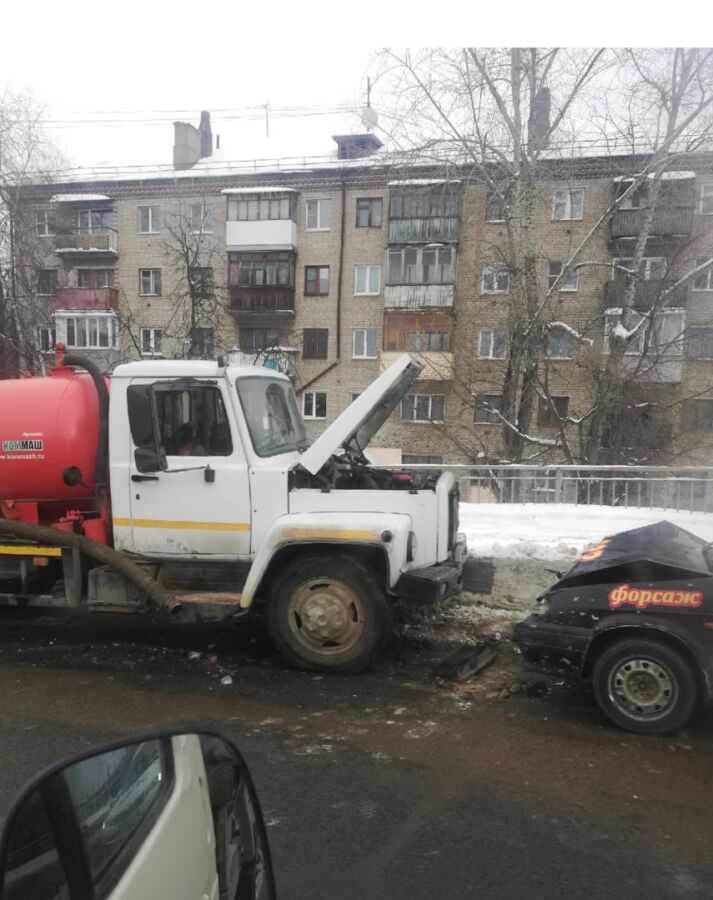 Пожилой костромич на ГАЗе умер за рулем и устроил аварию в Костроме