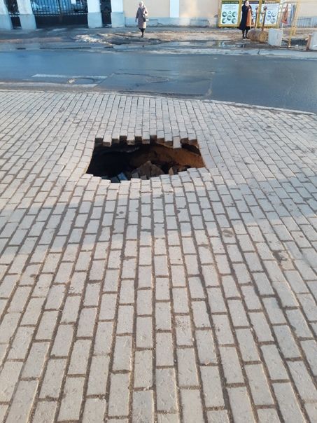 Огромная дыра образовалась в Костроме посреди остановки