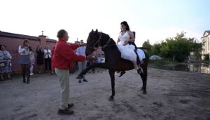 «Арбуз между ног и конь в лужах»: костромичи показали бюджетную свадьбу на «Пятнице!»