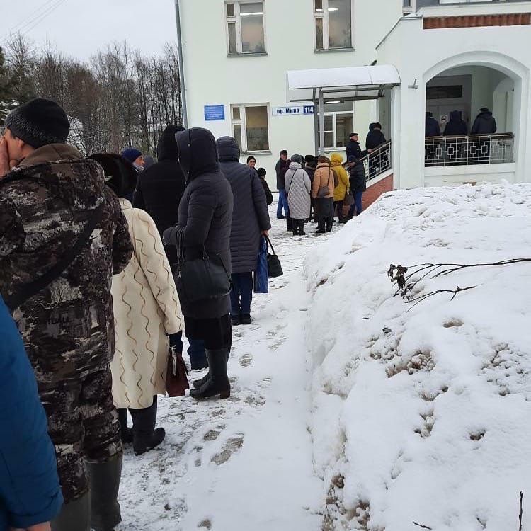 Громадная очередь пациентов выстроилась у кардиодиспансера в Костроме