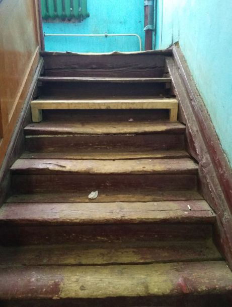 Гнилая лестница в жилом доме покалечила костромича