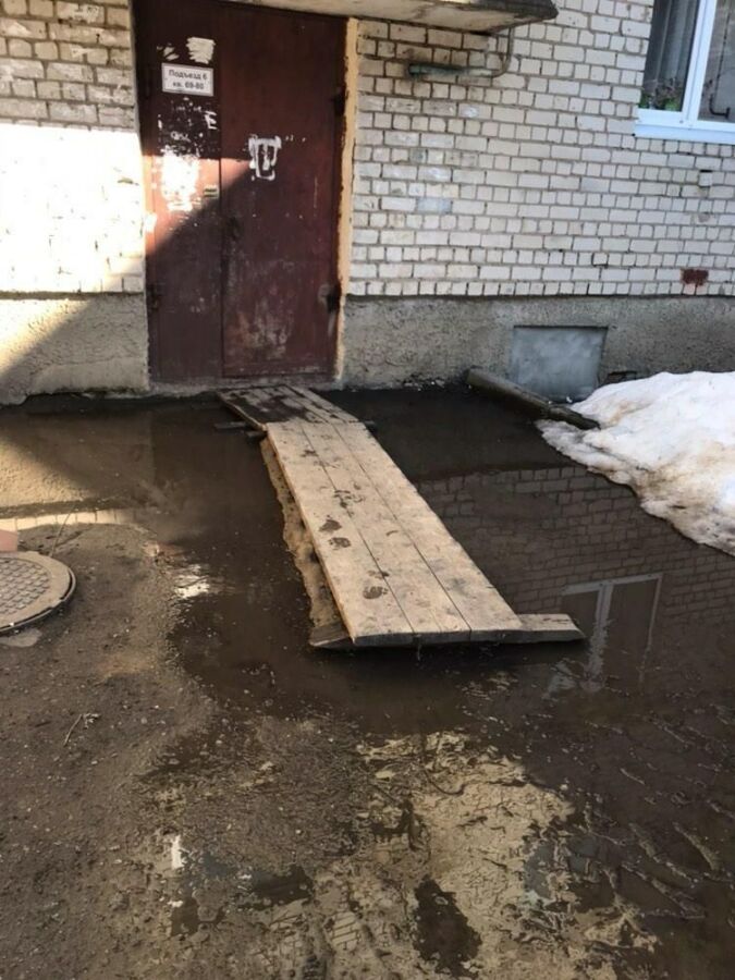 «Спасаемся, как можем»: горожане от безысходности шутят про потоп в Костроме