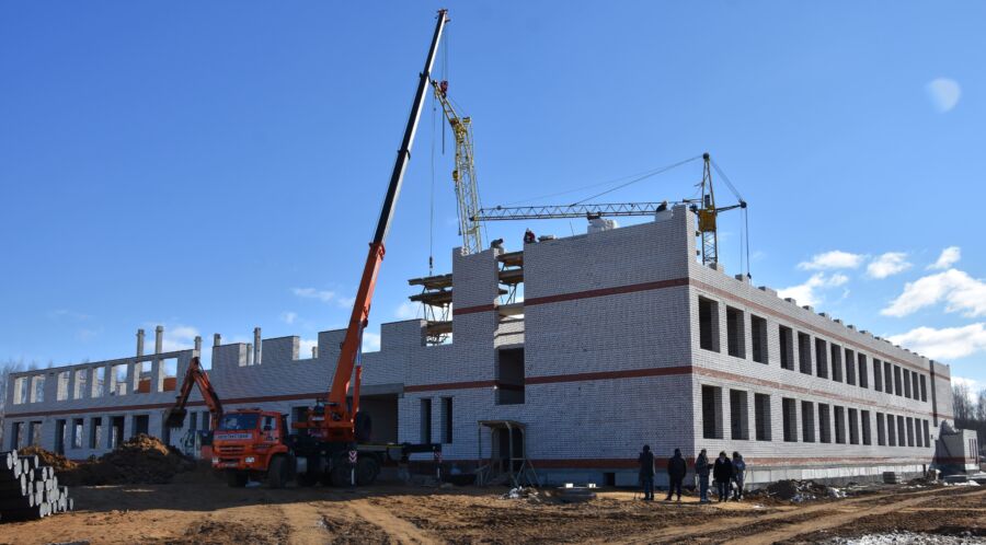 Для строительства школы в Костроме дополнительно обещают привлечь около 100 рабочих