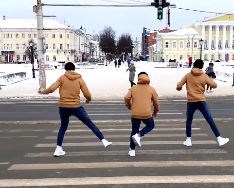 Зажигательные танцы трех костромичей на пешеходных переходах вызвали бурю эмоций