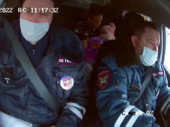 5-летнюю костромскую малышку до больницы пришлось везти полицейским
