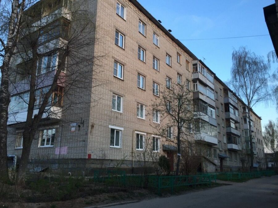 Больше месяца жители многоэтажки в Костроме живут с дырой в стене