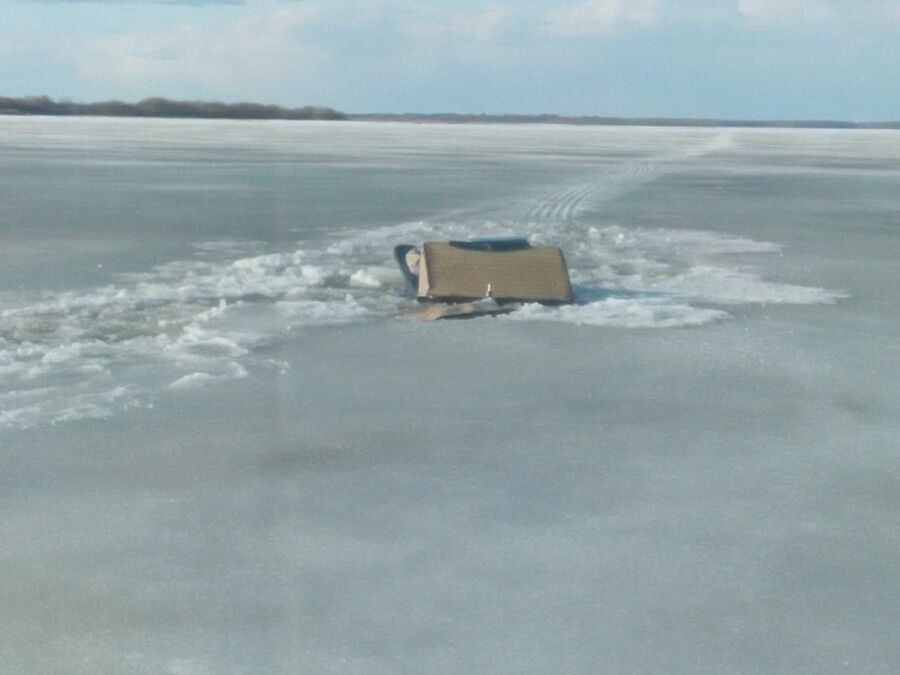 Два костромича на мотобуксировщике провалились под лед