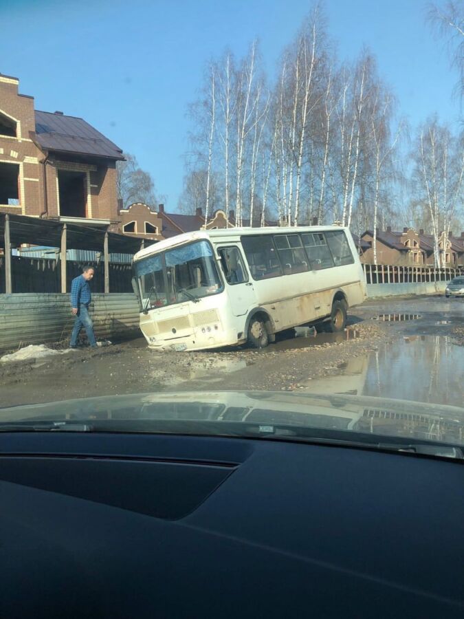 Бездонная лужа посреди дороги засасывает машины в Костроме
