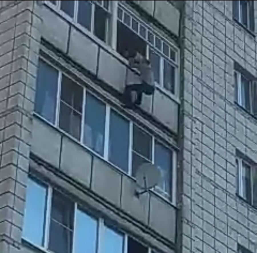 Костромич ловко карабкался по стене многоэтажки