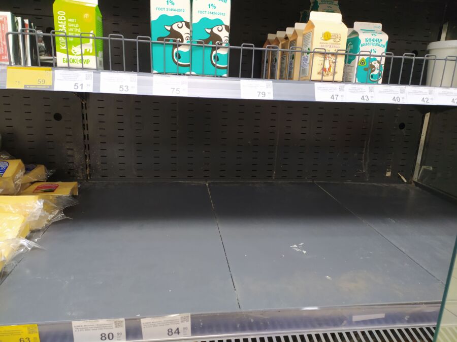 Покупатели жалуются на нехватку молока в магазинах Костромы
