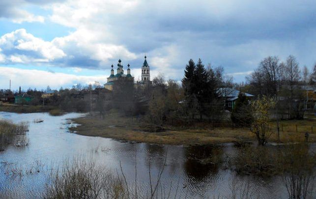 Река Кострома вышла из берегов и добралась до жилых домов