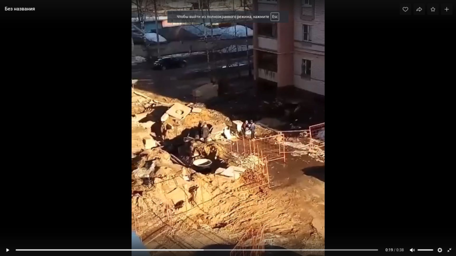 Детскую площадку в Костроме сделали из гигантских труб, грязи и канав
