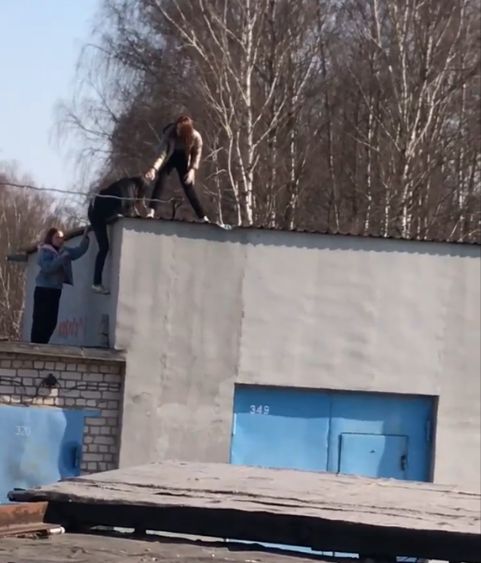 «Зато не в телефоне»: костромичи поддержали прыгающих по дырявым крышам школьников