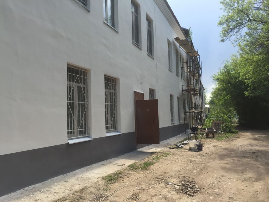 Потрескавшиеся школы в Костроме ремонтируют вместе с детьми