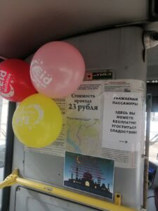 Костромской перевозчик разрешил пассажирам ездить бесплатно и угощал конфетами