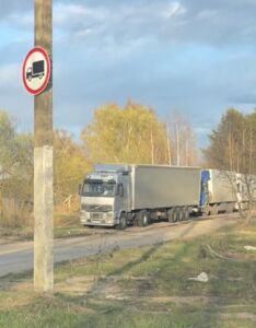 Костромичи мечтают изгнать дальнобойщиков: они оккупировали парк в Костроме