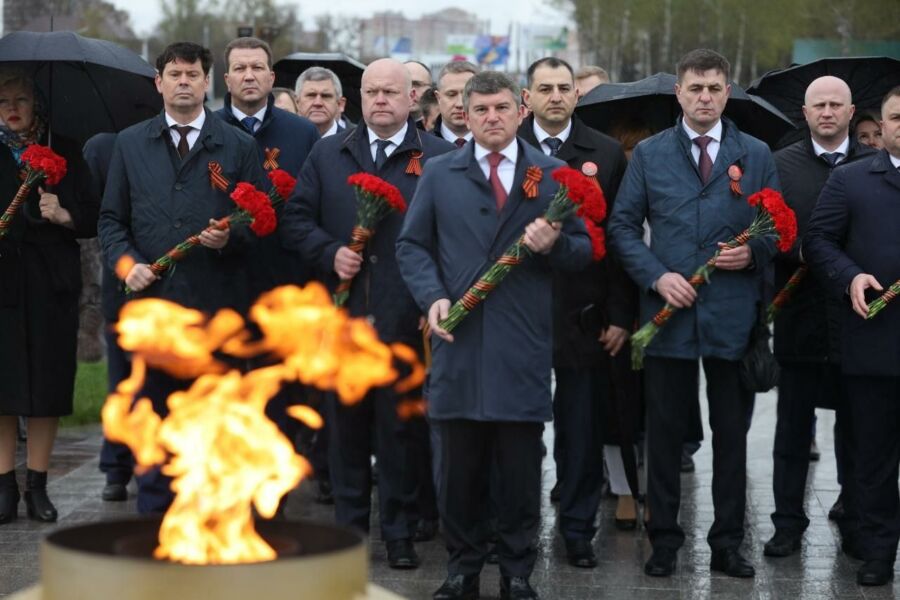 Игорь Маковский и руководство «Россети Центр» и «Россети Центр и Приволжье» возложили цветы к первому в стране Мемориалу героям-энергетикам в Туле