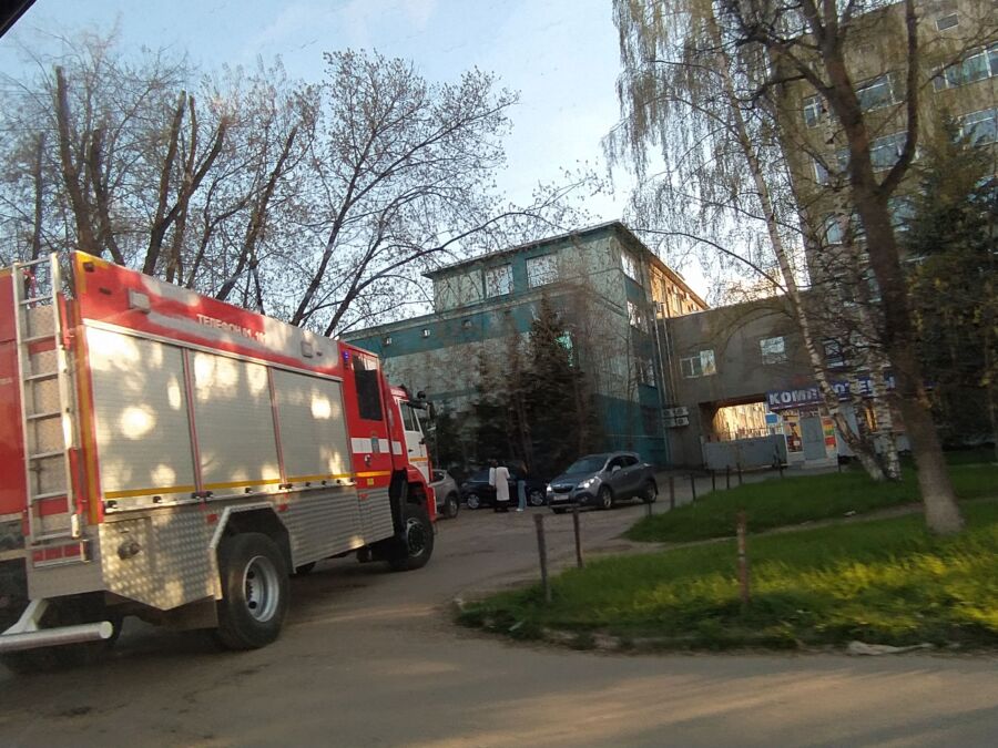 Все спецслужбы стянулись на улицу Калиновскую из-за сообщения о бомбе
