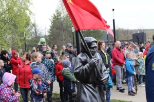 «Лучше бы с ценами разобрались»: памятник бабе Ане в Костроме вызвал неоднозначную реакцию