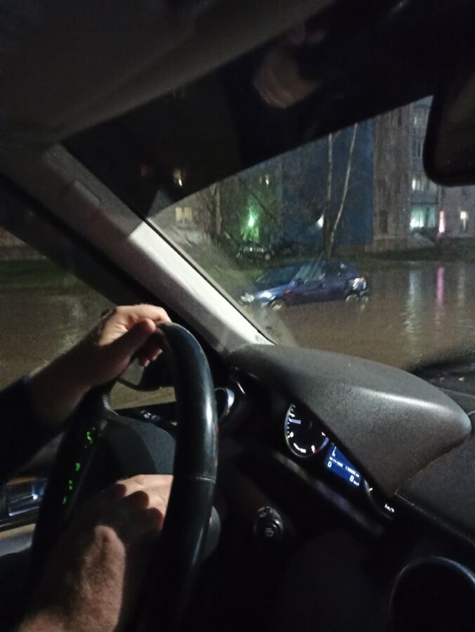 После ливня в Костроме машины тонули прямо на дороге