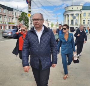 Война за парковку и страшная плитка: глава города увидел, с чем сталкиваются туристы в Костроме