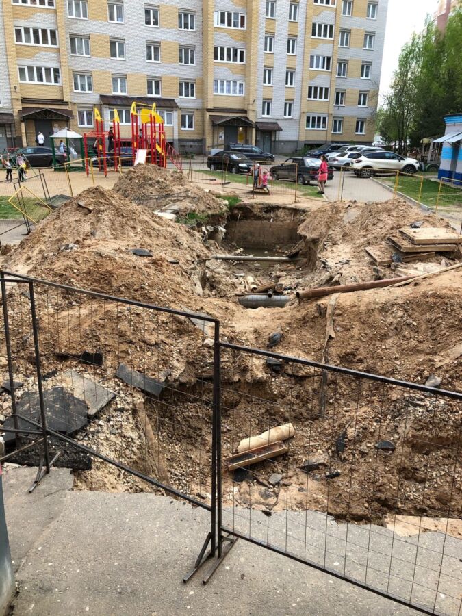 Детскую площадку в Костроме украсили глубокой ямой