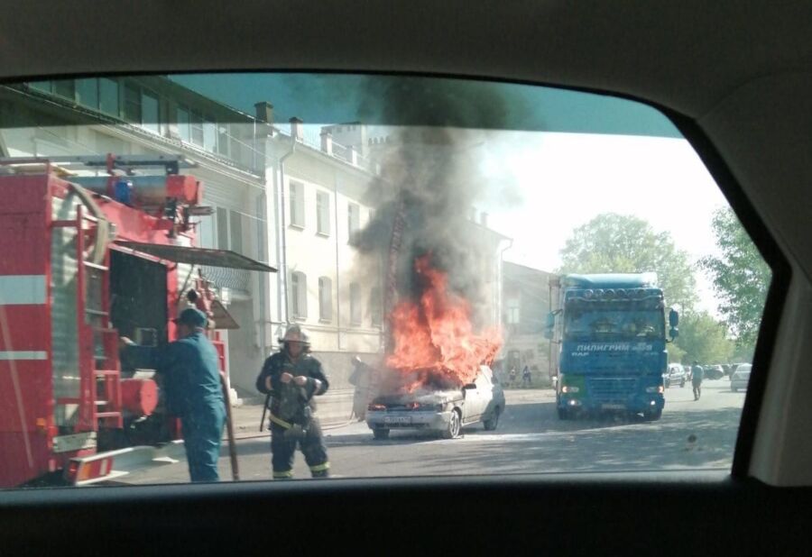 Машина на ходу внезапно загорелась прямо в центре Костромы